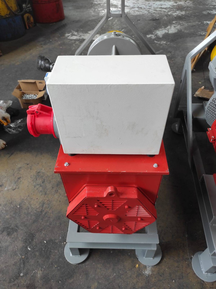 Elektro-Jen 20 kVa / 16 kW PTO driven generator with AVR control - IN STOCK - Generator set: picture 5 Elektro-Jen 20 kVa / 16 kW PTO driven generator with AVR control - IN STOCK - Generator set: picture 5