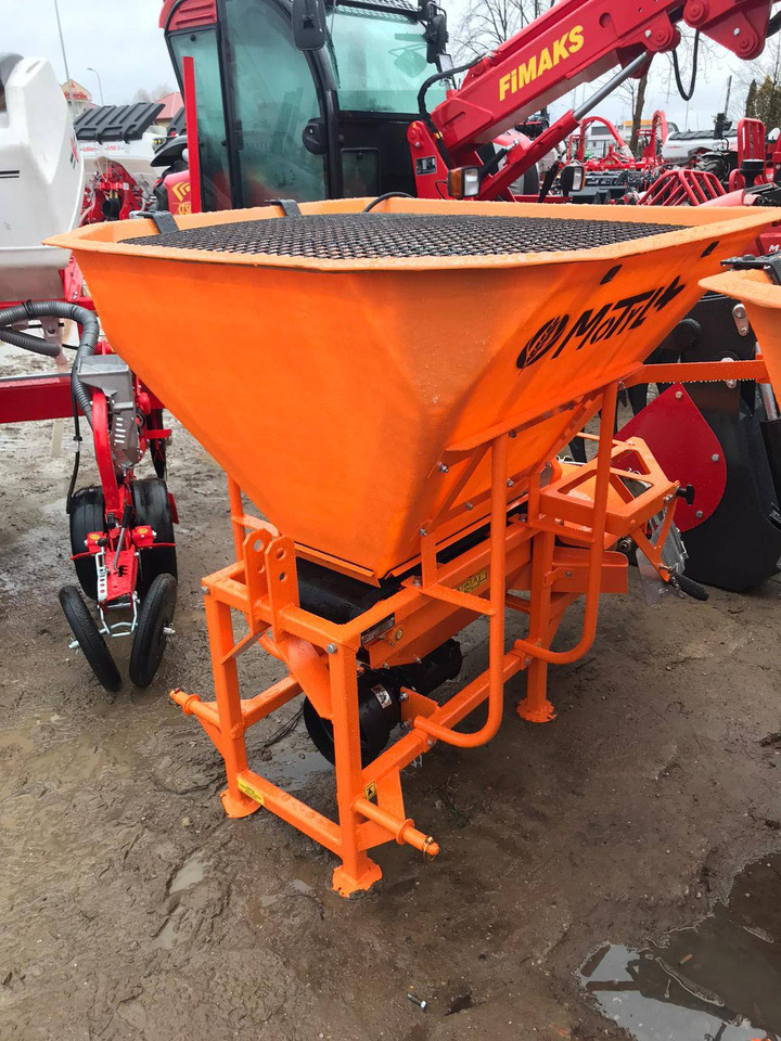 POM Augustów rozsiewacz do nawozów z przystawką komunalną Motyl N 31M/1 - Fertilizer spreader: picture 1 POM Augustów rozsiewacz do nawozów z przystawką komunalną Motyl N 31M/1 - Fertilizer spreader: picture 1