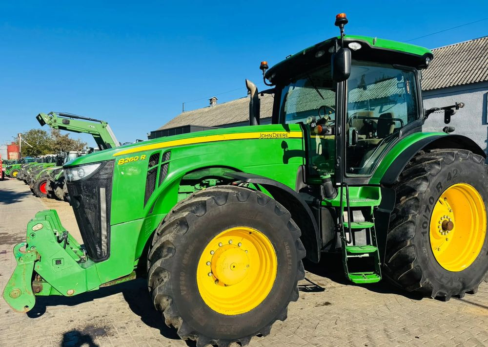 John Deere 8260R - Farm tractor: picture 2 John Deere 8260R - Farm tractor: picture 2