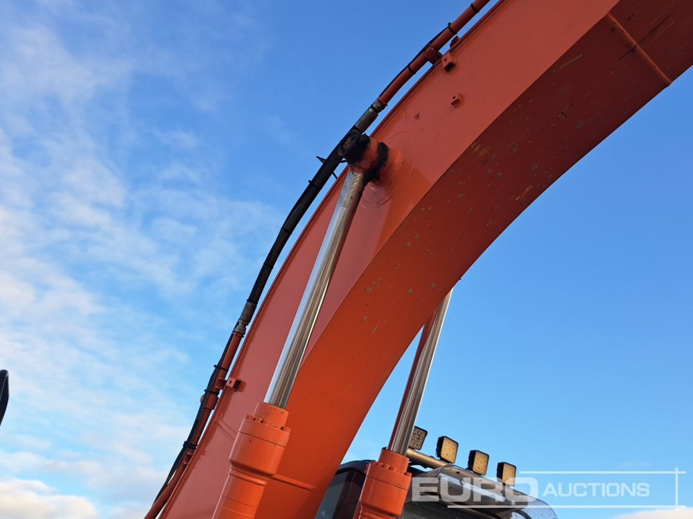 Crawler excavator 2020 Hitachi ZX210LC-6: picture 17