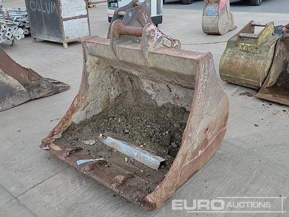 48" Digging Bucket 65mm Pin to suit 13 Ton Excavator - Bucket: picture 1 48" Digging Bucket 65mm Pin to suit 13 Ton Excavator - Bucket: picture 1