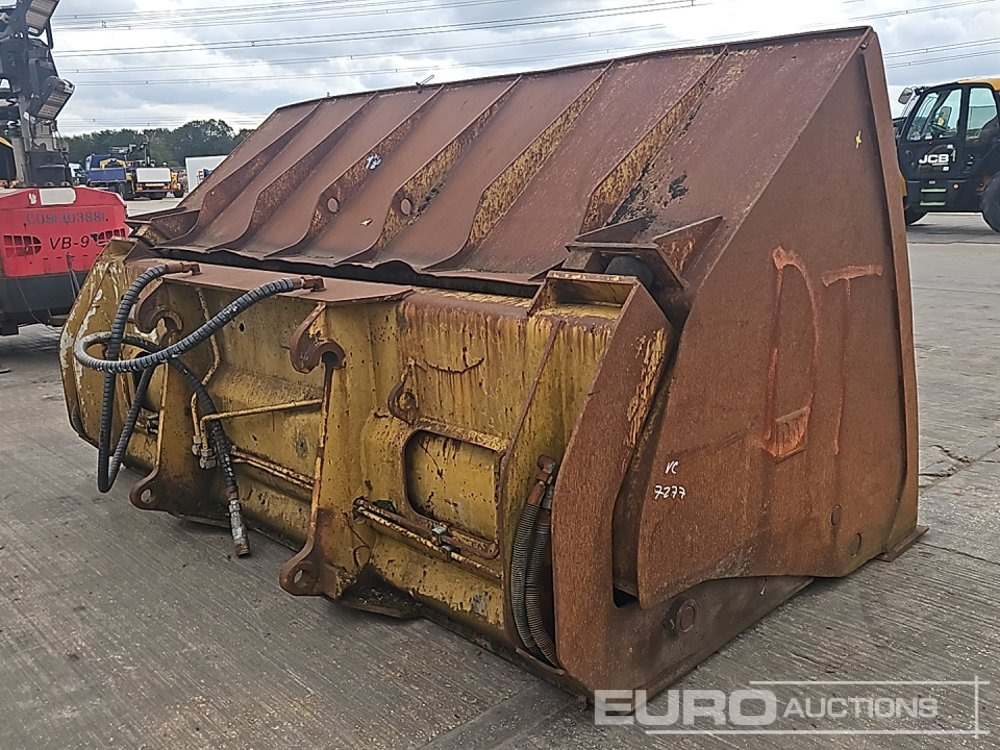 CAT 120" Hydraulic Hi Tip Loading Bucket to suit Loader - Bucket: picture 5 CAT 120" Hydraulic Hi Tip Loading Bucket to suit Loader - Bucket: picture 5