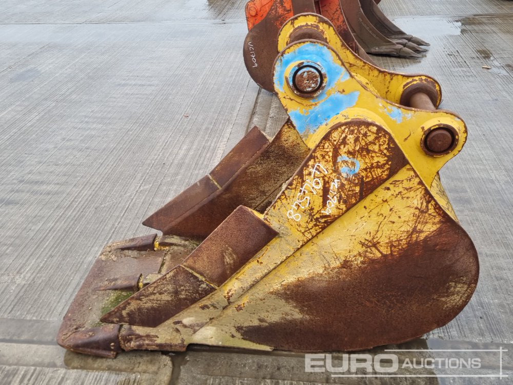 CAT 24" Digging Bucket 65mm Pin to suit 13 Ton Excavator - Bucket: picture 2 CAT 24" Digging Bucket 65mm Pin to suit 13 Ton Excavator - Bucket: picture 2