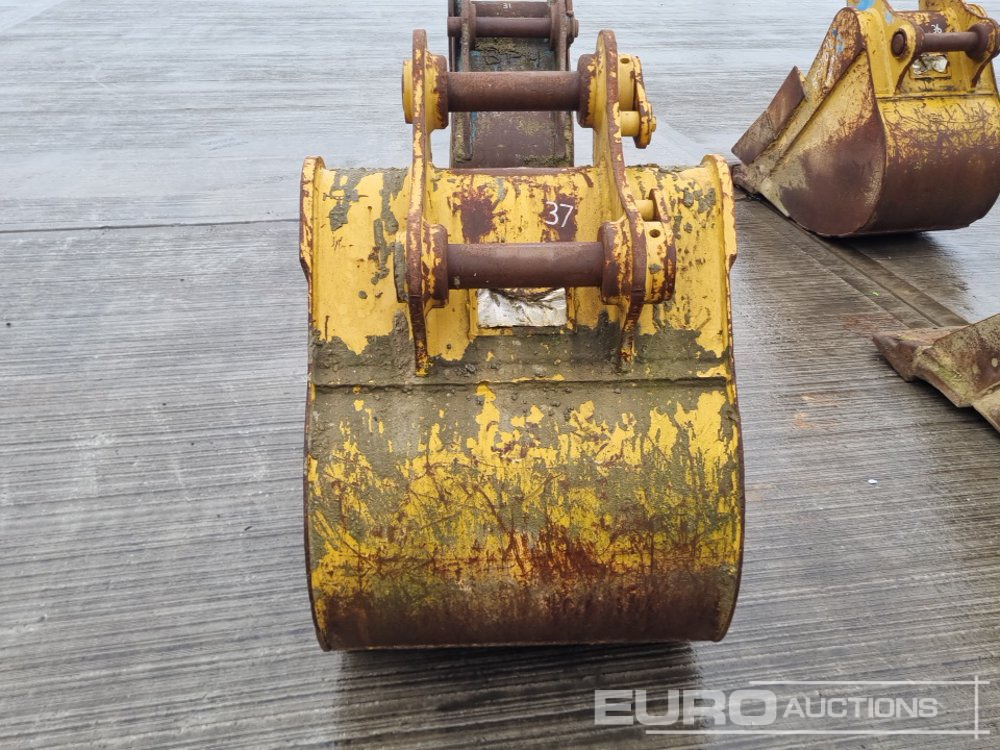 CAT 28" Digging Bucket 65mm Pin to suit 13 Ton Excavator - Bucket: picture 4 CAT 28" Digging Bucket 65mm Pin to suit 13 Ton Excavator - Bucket: picture 4
