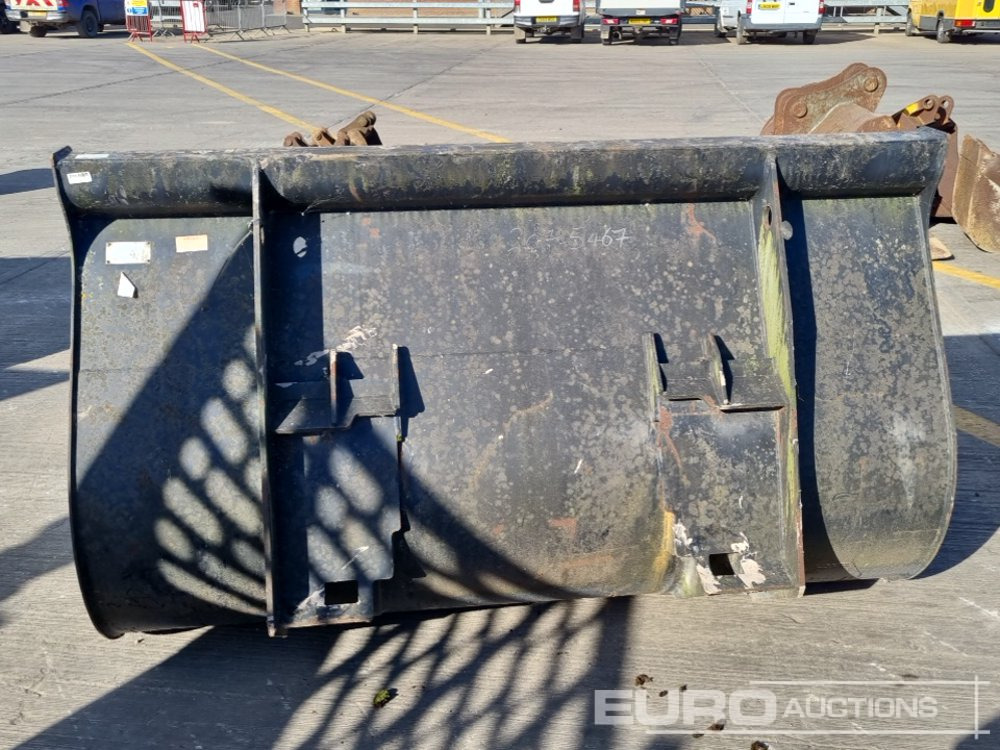 CAT 78" Loading Bucket to suit Skidsteer Loader - Bucket: picture 4 CAT 78" Loading Bucket to suit Skidsteer Loader - Bucket: picture 4