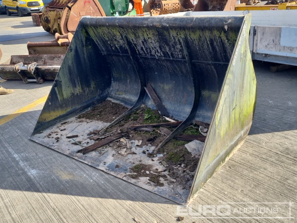 CAT 78" Loading Bucket to suit Skidsteer Loader - Bucket: picture 1 CAT 78" Loading Bucket to suit Skidsteer Loader - Bucket: picture 1