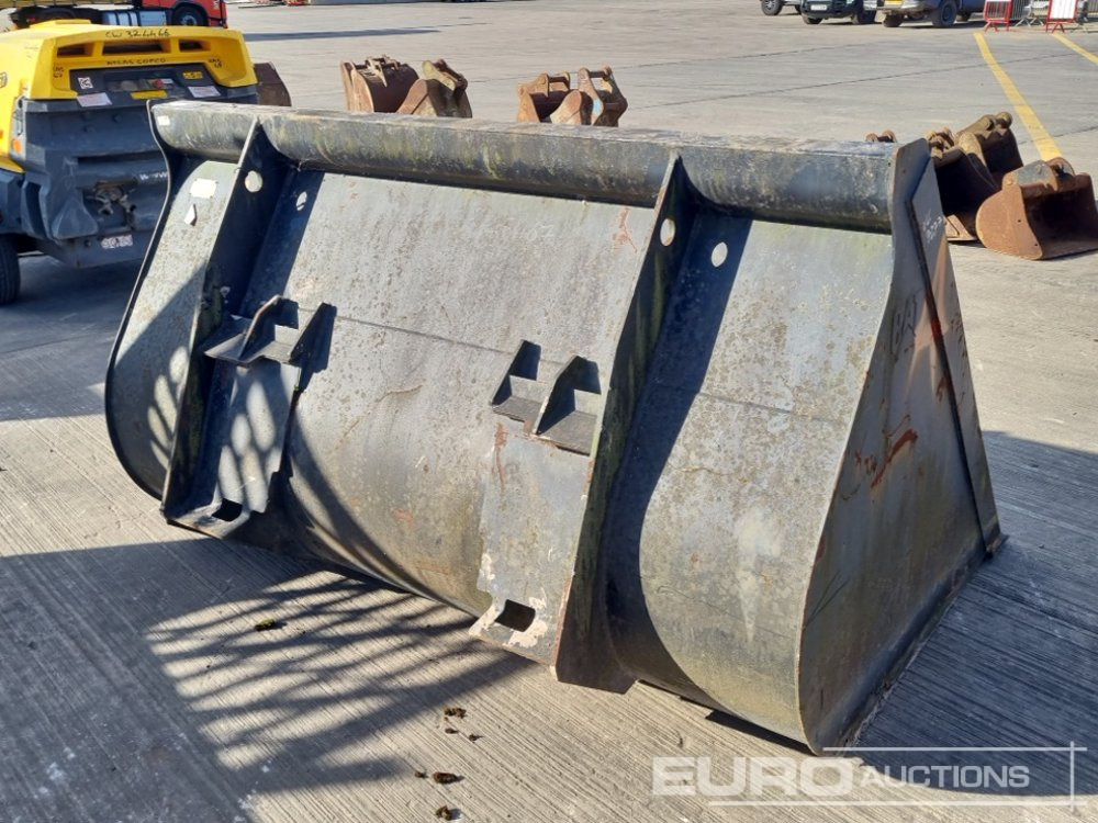 CAT 78" Loading Bucket to suit Skidsteer Loader - Bucket: picture 5 CAT 78" Loading Bucket to suit Skidsteer Loader - Bucket: picture 5