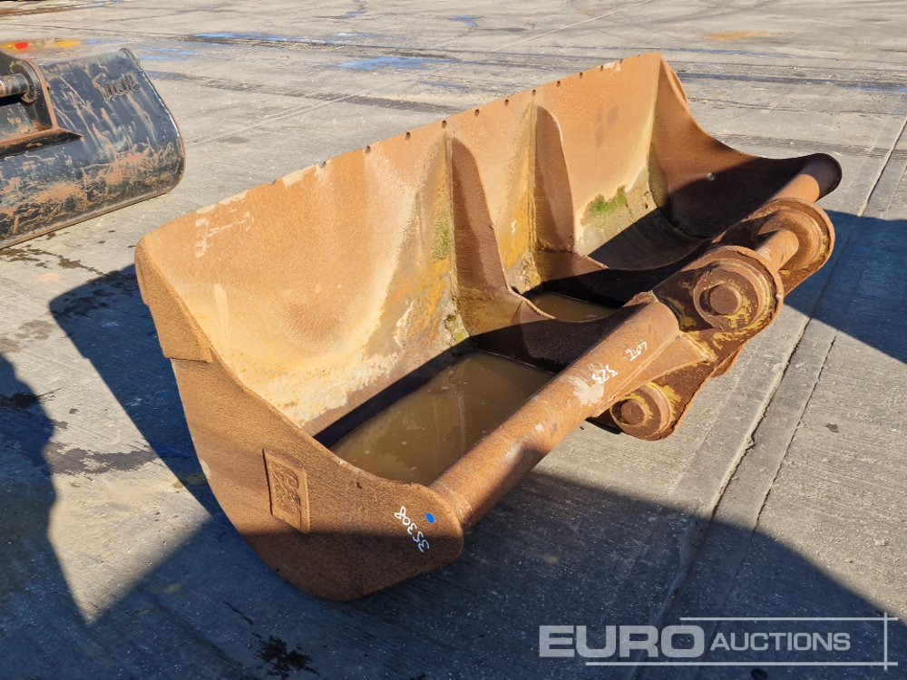 CAT 94" Ditching Bucket 80mm Pin to suit 20 Ton Excavator - Bucket: picture 1 CAT 94" Ditching Bucket 80mm Pin to suit 20 Ton Excavator - Bucket: picture 1