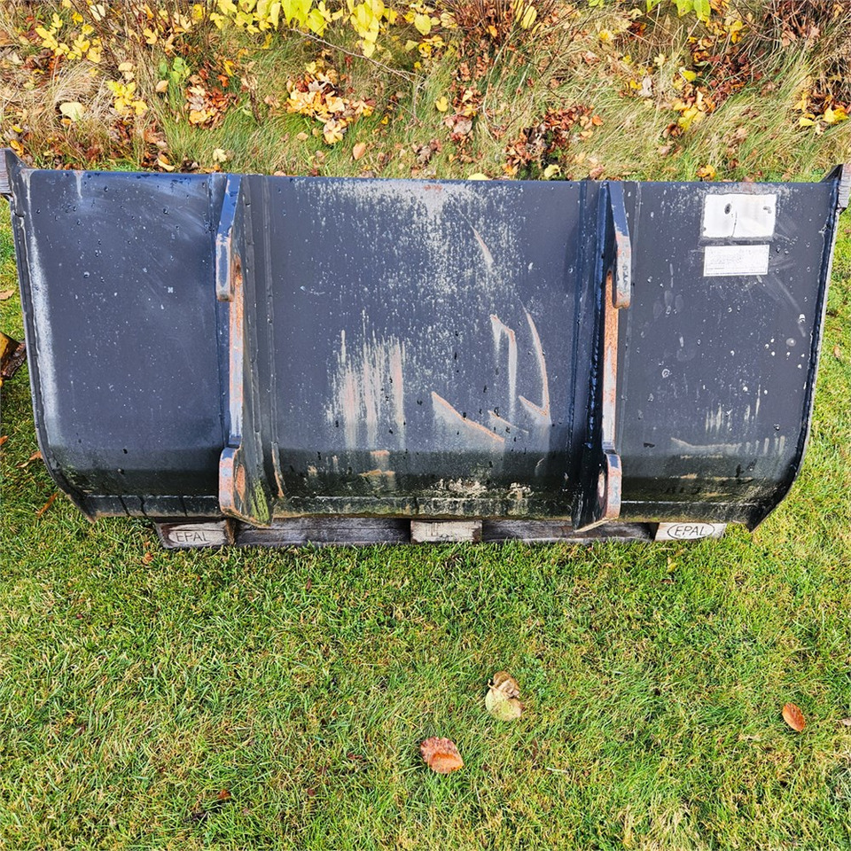 Giant 130 cm - Loader bucket: picture 3 Giant 130 cm - Loader bucket: picture 3