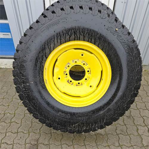 John Deere 2 styk - Farm tractor: picture 1 John Deere 2 styk - Farm tractor: picture 1