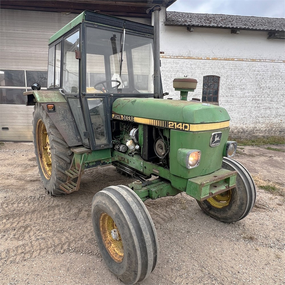 Farm tractor John Deere 2140: picture 6