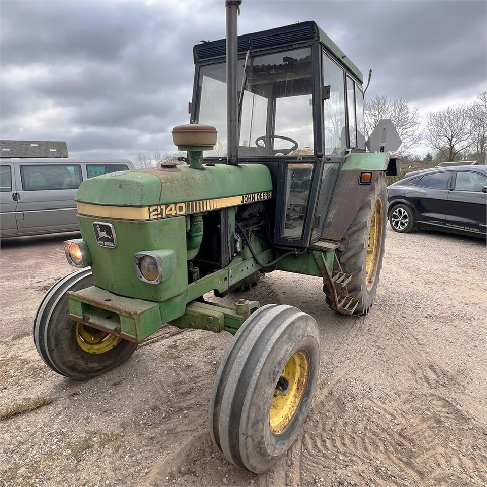 Farm tractor John Deere 2140: picture 14