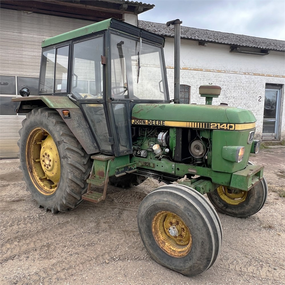 John Deere 2140 - Farm tractor: picture 3 John Deere 2140 - Farm tractor: picture 3
