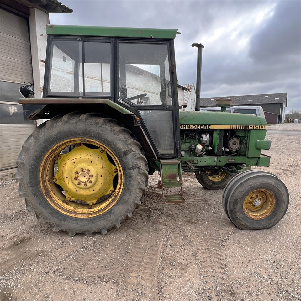 Farm tractor John Deere 2140: picture 8