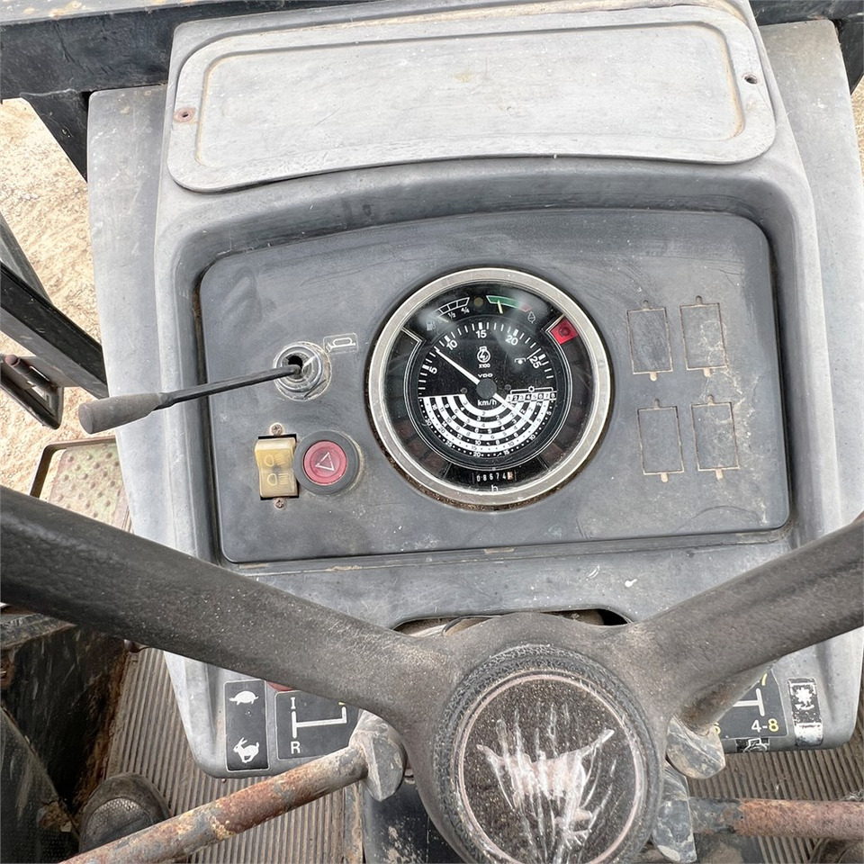 Farm tractor John Deere 2140: picture 21