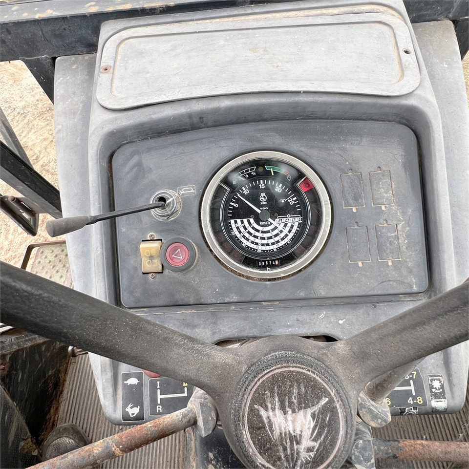 Farm tractor John Deere 2140: picture 22