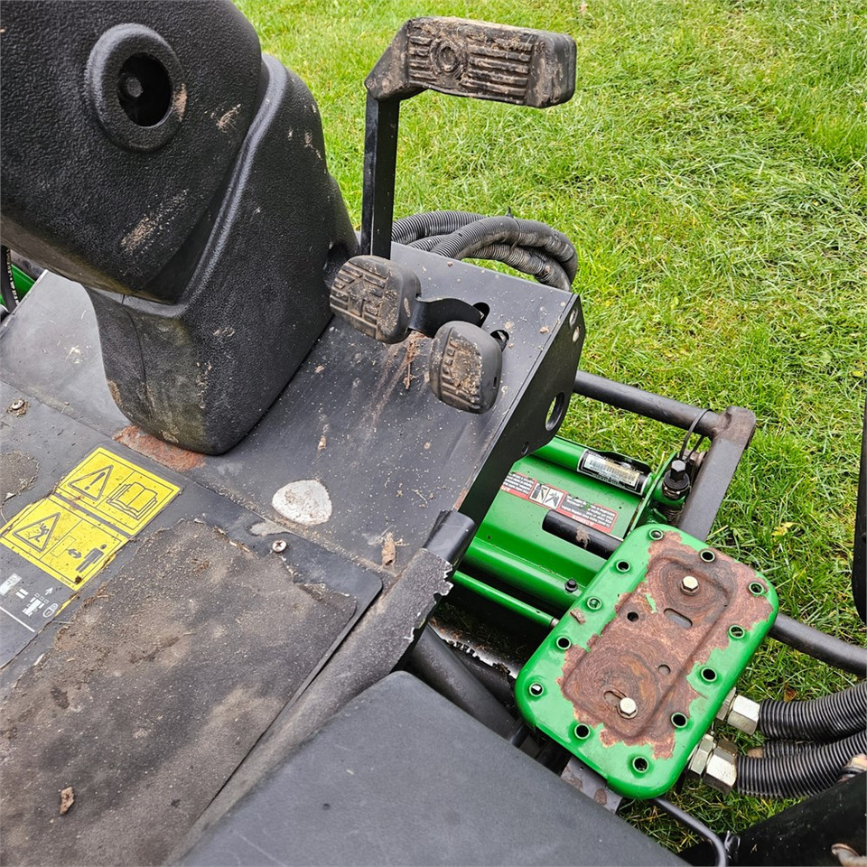 Garden mower John Deere 3235C: picture 17