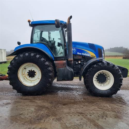 New Holland T8050 Class 5 - Farm tractor: picture 2 New Holland T8050 Class 5 - Farm tractor: picture 2