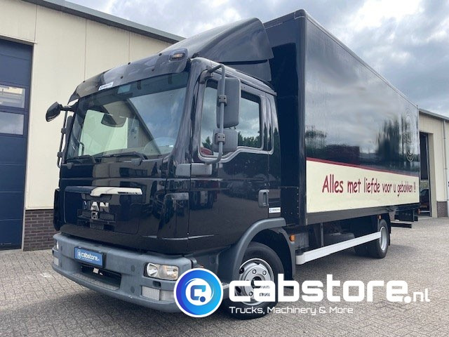 MAN TGL 8.180 4X2 BB Euro 5 - Handgeschakelde versnellingsbak - Laadklep - Bouwjaar 2010 - 3 zitplaatsen - Box truck: picture 1 MAN TGL 8.180 4X2 BB Euro 5 - Handgeschakelde versnellingsbak - Laadklep - Bouwjaar 2010 - 3 zitplaatsen - Box truck: picture 1