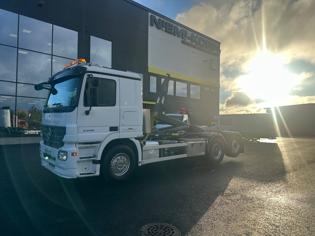 Mercedes-Benz Actros 2545 L 6x2 - Hook lift truck: picture 1 Mercedes-Benz Actros 2545 L 6x2 - Hook lift truck: picture 1