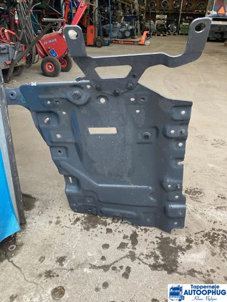 Scania forskærmholder P/N: 2617364 / 2226726 - Body and exterior for Truck: picture 1 Scania forskærmholder P/N: 2617364 / 2226726 - Body and exterior for Truck: picture 1