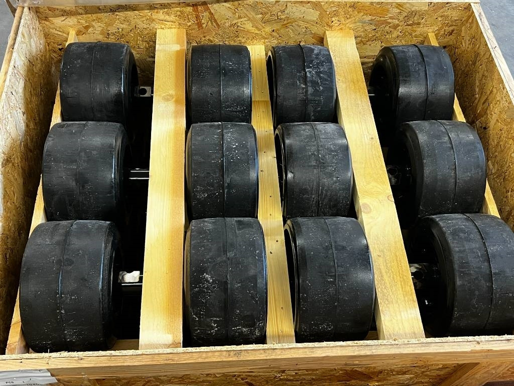 CNH Track rollers for tracks - CNH - Quadtrac/Steiger - Tire for Agricultural machinery: picture 2 CNH Track rollers for tracks - CNH - Quadtrac/Steiger - Tire for Agricultural machinery: picture 2