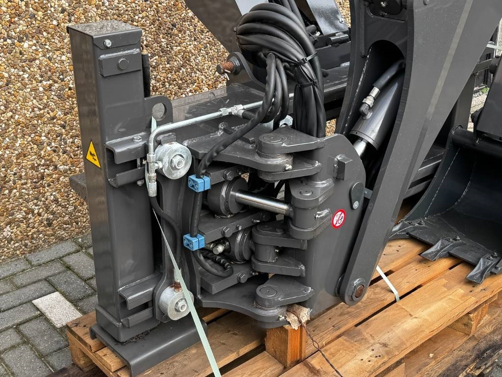 Gehl Skid steer loader – excavator arm – broom – slide - Broom: picture 4 Gehl Skid steer loader – excavator arm – broom – slide - Broom: picture 4