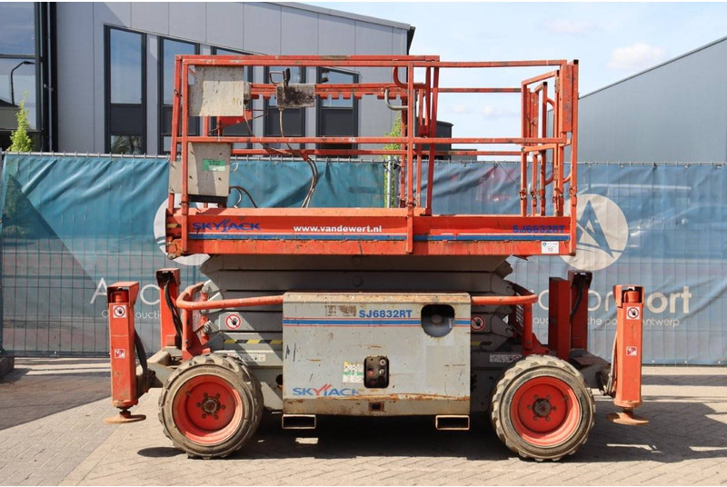 Skyjack SJ6832RT - Scissor lift: picture 2 Skyjack SJ6832RT - Scissor lift: picture 2