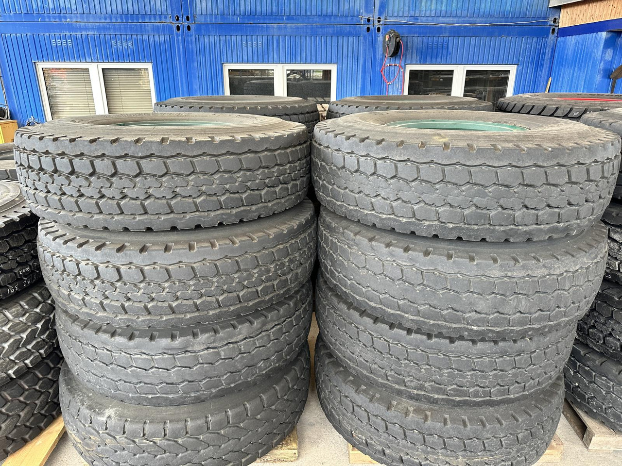 Liebherr Zubehör = Kompletträder 16 x Bridgestone VHS 445/95 R25 (16.00 R25) - Mobile crane: picture 1 Liebherr Zubehör = Kompletträder 16 x Bridgestone VHS 445/95 R25 (16.00 R25) - Mobile crane: picture 1