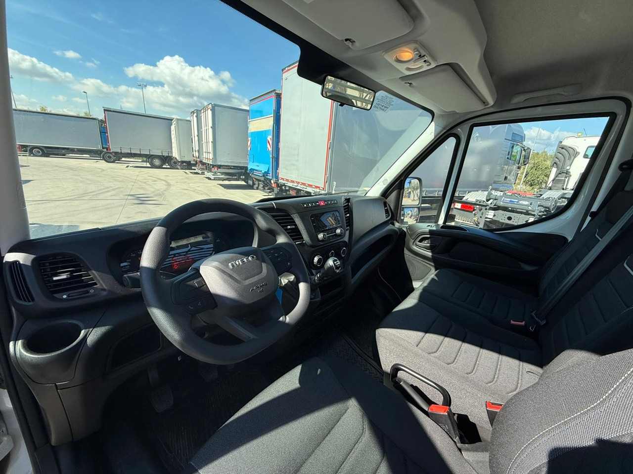 IVECO 35S16 Daily E6 (Open Box) - Flatbed van: picture 5 IVECO 35S16 Daily E6 (Open Box) - Flatbed van: picture 5
