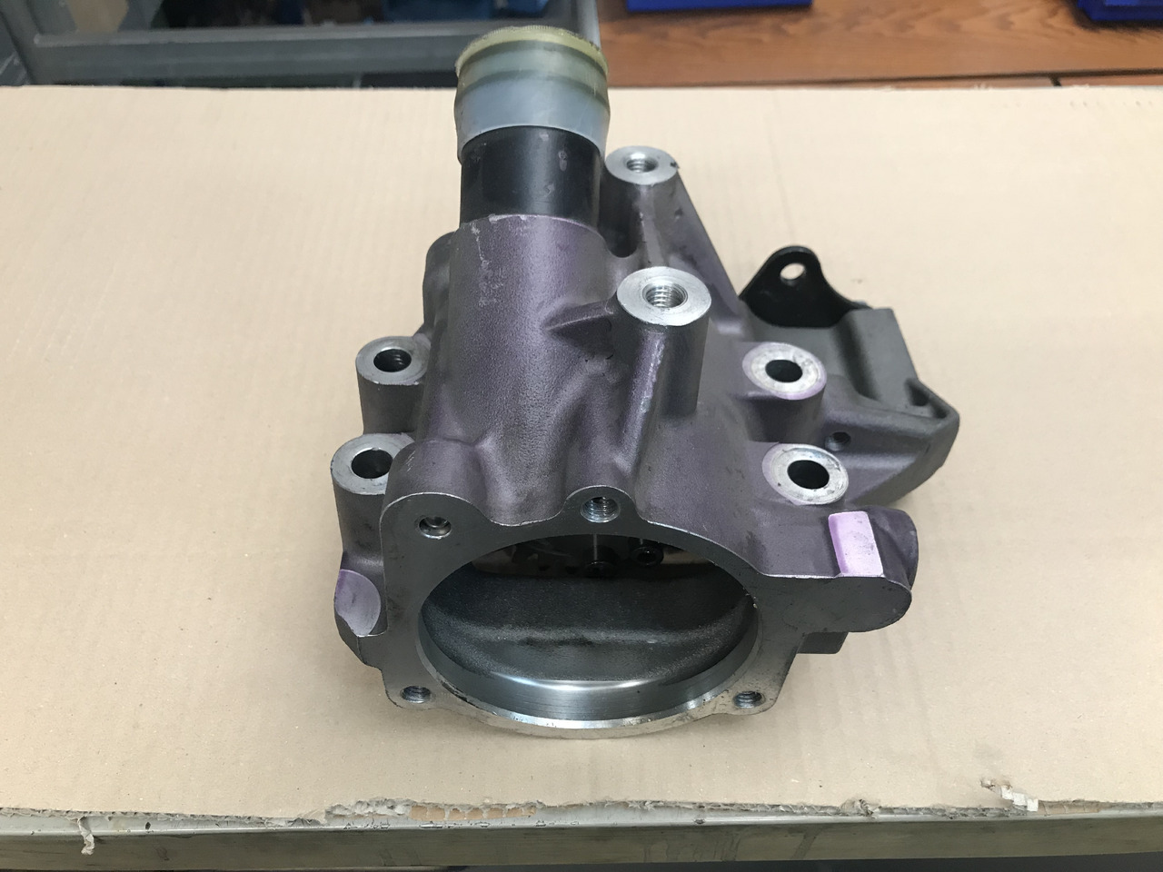 CARCASSA RIDUTTORE ASSEMBLAGGIO POMPA CARBURANTE ALTA PRESSIONE MAN 51385075020 - Fuel processing/ Fuel delivery for Truck: picture 3 CARCASSA RIDUTTORE ASSEMBLAGGIO POMPA CARBURANTE ALTA PRESSIONE MAN 51385075020 - Fuel processing/ Fuel delivery for Truck: picture 3